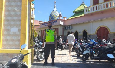 PAM-Sholat-Jumat-Bhabinkamtibmas-Kelurahan-Kelapa-Lima-Ingatkan-Jamaah-Terapkan-Protokol-Kesehatan-di-Masjid