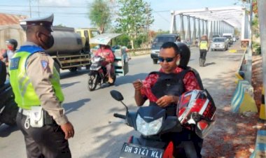 SATLANTAS-POLRES-KUPANG-KOTA-TEGUR-PENGENDARA-TAK-PAKAI-MASKER