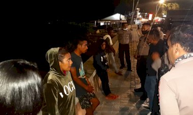 Satuan-Sabhara-Polres-Kupang-Kota-Bubarkan-Sekelompok-Pemuda-Yang-Berkumpul-Serta-Berikan-Himbauan-Terkait-Pencegahan-Virus-Corona