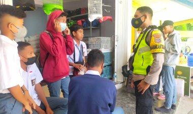 Sambang-Dan-Patroli-Dialogis-Bhabinkamtibmas-Kelurahan-LLBK-Himbau-Anak-Sekolah-Patuhi-Protokol-Kesehatan