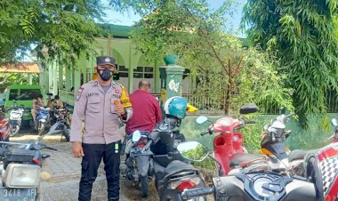 Pengamanan-Sholat-Jumat-Bhabinkamtibmas-Kelurahan-Oetete-Ingatkan-Jamaah-Terapkan-Protokol-Kesehatan-di-Masjid