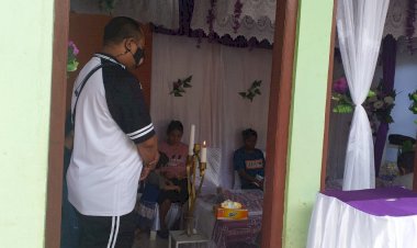 Ikut-Berbelasungkawa,-Bhabinkamtibmas--Sambangi-Warganya-Yang-Berduka