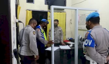 Cek-kesiapan-anggota,-Propam-Polres-Kupang-Kota-sidak-ke-Polsek