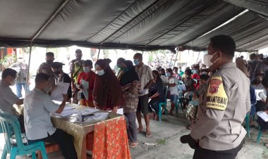 Menjamin-Keamanan-Dan-Prokes-Tetap-Diterapkan,Bhabinkamtibmas-Laksanakan-Pam-Dan-Monitoring-Kegiatan-Pembagian-Bantuan-Sosial-Tunai-(BST)