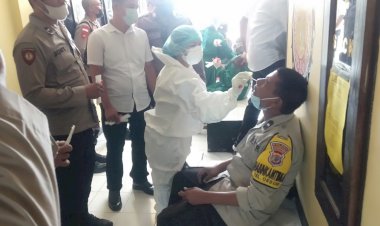 Antisipasi-Penyebaran-Virus-Varian-Baru-Omicron,-Personel-Polsek-Oebobo-Polres-Kupang-kota-Laksanakan-Test-Swan-Pcr