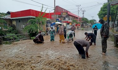 Tanggap-Bencana,-Sejumlah-Wilayah-di-Kota-Kupang-Banjir-Personel-polres-Kupang-Kota-Sigap-Bantu-Bersihkan-Sampah-Dan-Mengatur-Arus-Lalin