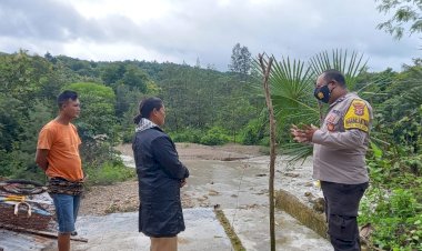 Cuaca-Ekstrim-di-Kota-Kupang,-Babinkamtibmas-Polres-Kupang-Kota-Meninjau-Warganya-Yang-Tinggal-Di-Pinggir-Sungai