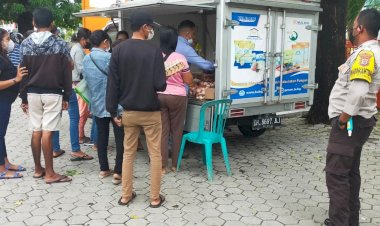 Warga-Serbu-Pasar-Murah,-Bhabinkamtibmas-Polres-Kupang-Kota-imbau-Warga-Agar-Tertib-Taati-Prokes