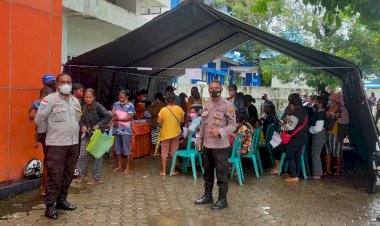 Menjamin-Keamanan-Dan-Prokes-Tetap-Diterapkan,Personel-Polsek-Oebobo-Laksanakan-Pam-Dan-Monitoring-Kegiatan-Pembagian-Bantuan-Sosial