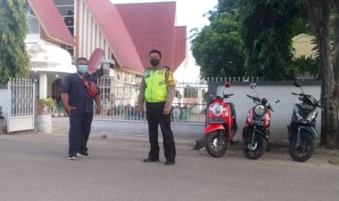 Babinkamtibmas-Kelurahan-Oesapa-Barat-Laksanakan-Pam-Dan-Ingatkan-Warga-Terapkan-Protokol-Kesehatan-di-Gereja