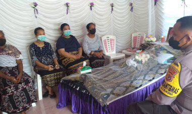 Ikut-Berbelasungkawa,-Bhabinkamtibmas-Kelurahan-Airnona-Sambangi-Warganya-Yang-Berduka
