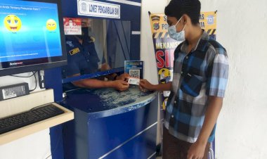 Berikan-Pelayanan-Prima,-Satlantas-Polres-Kupang-Kota-Layani-Masyarakat-Pembuat-SIM-Dengan-Baik-Dan-Taat-Prokes