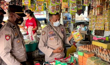 Cek-Kelangkaan-Minyak-Goreng,-Personel-Polres-Kupang-Kota-Sambangi-Toko-Sembako-Dan-Minimarket-Di-pasar-Inpres