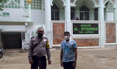 Pengamanan-Sholat-Jumat-Babinkamtibmas-Kelurahan-TDM-Ingatkan-Warga-Terapkan-Protokol-Kesehatan-di-Masjid