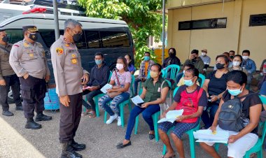 Dorong-Percepatan-Vaksinasi,-Kapolda-NTT-Cek-Vaksinasi-Dan-Pembagian-BTPKLW-Di-Polres-Kupang-Kota
