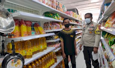 Jelang-Bulan-Ramadan,-Bhabinkamtibmas-Polsek-Alak-Cek-Stok-Minyak-Goreng-Di-Pasaran
