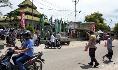 Melaksanakan-Pengamanan-Ibadah-Sholat-Jumat-Bhabinkamtibmas--Himbau-Patuhi-Protokol-Kesehatan