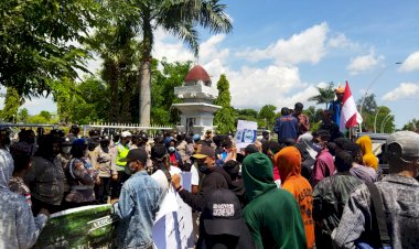 Personel-Polres-Kupang-Kota-Kawal-Ketat-Pengamanan-Aksi-Demo-AMARA-(Aliansi-mahasiswa-dan-masyarakat)-NTT