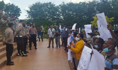 Personil-Polres-Kupang-Kota-Laksanakan-Pengamanan-Unjuk-Rasa-Aliansi-Masyarakat-Peduli-Hak-Ulayat-Di-Wilayah-Hukum-Polres-Kupang-Kota