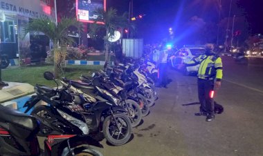 Personel-Polresta-Kupang-Kota-Laksanakan-Patroli-Dan-Penindakan-Serta-Imbau-Keselamatan-Lalu-Lintas