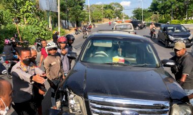 Aksi-Sigap,-Kapolresta-Kupang-Kota-Bantu-Evakuasi-Mobil-Yang-Mengalami--Kecelakaan-untuk-Mengurangi-Kemacetan