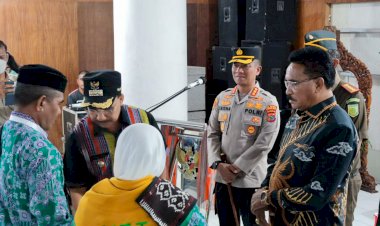 Kapolresta-Kupang-Kota-Hadiri-dan-Ikut-Mengawasi-Kelacaran-Pembekalan-dan-Pelepasan--Calon-Jamaah-Haji-Kota-Kupang