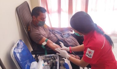 Anggota-Polresta-Kupang-Kota-Partisipasi-dalam-Donor-Darah-yang-digelar-oleh-BNN-Kota-Kupang.