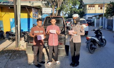 Satuan-Lantas-Polresta-Kupang-Kota-berikan-blanko-teguran-kepada-Jemaah-yang-tidak-menggunakan-helem-saat-berkendara-menuju-ke-lokasi-Sholat-Idul-Adha.