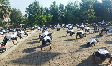 Anggota-Polresta-Kupang-Laksanakan-Olah-Raga-dan-Zumba-bersama-di-Taman-Nostalgia.