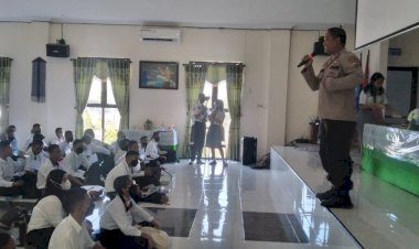 Kapolsek-Oebobo-Polresta-Kupang-Kota-bawakan-materi-dalam-Kegiatan-PLS-bagi-Siswa-SMA-Negeri-3-Kupang.