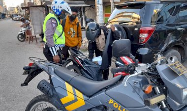 Personil-UKL-Regu-II-Piket-Pos-Polisi-LLBK-Laksanakan-Penertiban-Kendaraan-dan-Parkir.