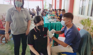 Klinik-Polresta-Kupang-Kota-laksanakan-Vaksinasi-di-Gereja-GMIT-Pohonitas.