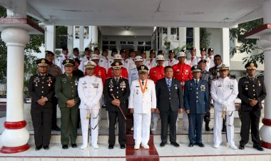 Kapolresta-Kupang-Kota--Hadiri-Upacara-Penurunan-Bendera-Merah-Putih-Dalam-Rangka-Peringatan-Proklamasi-Kemerdekaan-Republik-Indonesia-Ke-77 -Tingkat-Kota-Kupang