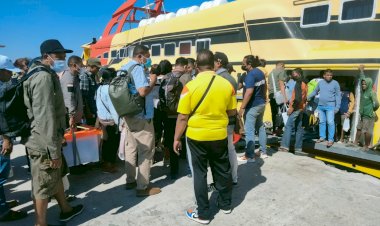 Personel-Polsubsektor-Pelabuhan-Tenau-Laksanakan-Pengamanan-Keberangkatan-penumpang-KFC-Express-Bahari-1F