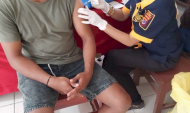 Ratusan-Dosis-Vaksin-Covid-19-Diberikan-Kepada-Warga-Kelurahan-Nefonaek