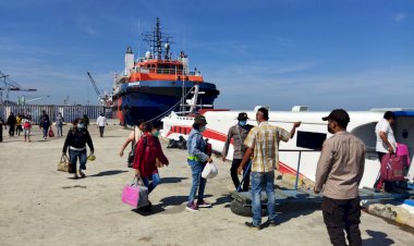 Personel-Polsubsektor-Tenau-Lakukanan-Pengamanan-Keberangkatan-Penumpang-KFC-Express-Bahari-3C-Tujuan-Ba'a-Rote