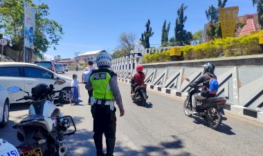 Antisipasi-Kemacetan-dan-Kecelakaan,-Satuan-Lantas-Polresta-Kupang-Kota-Lakukan-Pengaturan-dan-Penyebrangan-Anak-Sekolah