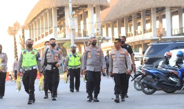 Polresta-Kupang-Kota-Salurkan-Bansos-Kepada-Sopir-Angkot-dan-Pedagang-Disekitar-Terminal-Kupang