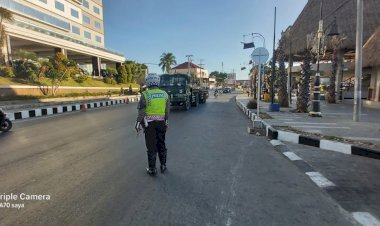 Personel-Sat-Lantas-Polresta-Kupang-Kota-Senantiasa-Tertibkan-Parkiran-Depan-Taman-Kepala-Lima