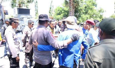 Humanis,-Personel-Polresta-Kupang-Kota-Menjalin-Keakraban-Dengan-Para-Pendemo-Aksi-Tolak-Kenaikan-BBM-Di-Depan-Kantor-DPRD-Provinsi-NTT