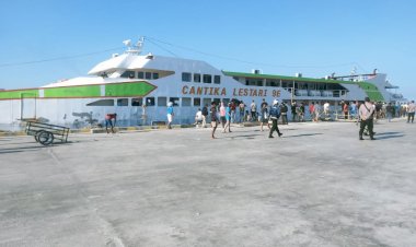 KM-Cantika-Lestari-9E-Bersandar,-Personel-Polsubsektor-Pelabuhan-Tenau-Kupang-Laksanakan-Pengamanan