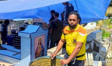 Bhabinkamtibmas-Kelurahan-Naikolan-Bantu-Warga-Menggali-Kubur