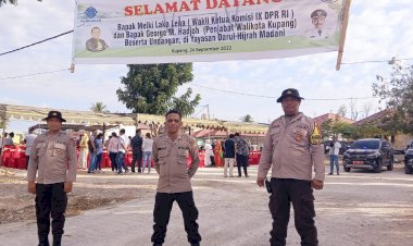 Bhabinkamtibmas-Polsek-Maulafa-Pantau-Kegiatan-Peletakan-Batu-Pertama