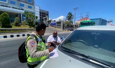 Antisipasi-Kemacetan,-Sat-Lantas-Polresta-Kupang-Kota-Laksanakan-Penertiban-Parkir-Liar