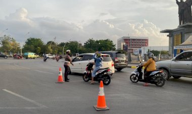 Antisipasi-Kemacetan-Di-Jembatan-Liliba-Satuan-Lalu-Lintas-Polresta-Kupang-Kota-Laksanakan-Rekayasa-Jalur
