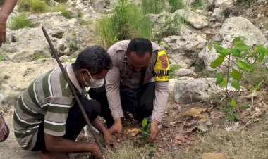 Bhabinkamtibmas-TDM-Bersama-Warga-Tanam-Pohon-di-Bantaran-Kali-Liliba