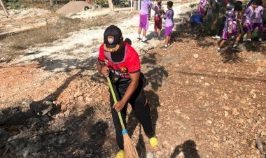 Bhabinkantibmas-Batuplat--Bersama-Warga-Lakukan-Pembersihan-Lingkungan