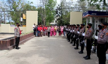Kapolda-NTT-Menerima-Jajar-Kehormatan-Dan-Menyaksikan-Peragaan-Oleh-Anggota-Polresta-Kupang-Kota.