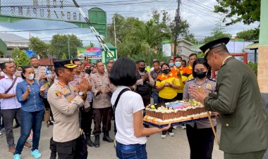 HUT-TNI-Ke-77,-Kapolresta-Beserta-Personel-Polresta--Beri-Kejutan-Kepada-Dandim-1604-Kupang