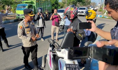 Beri-Reward-Kepada-Pengendara-Yang-Taat-Total,-Polresta-Kupang-Kota-Laksanakan-Operasi-Portal-Lantas-Saat-Pelaksanaan-Operasi-Zebra-2022